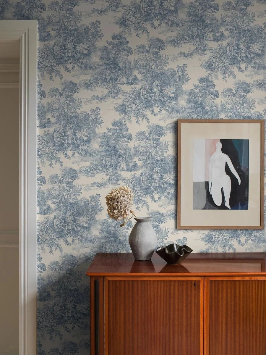 Boråstapeter Boråstapeter Wallpaper Toile de Jouy Blue – by Boråstapeter