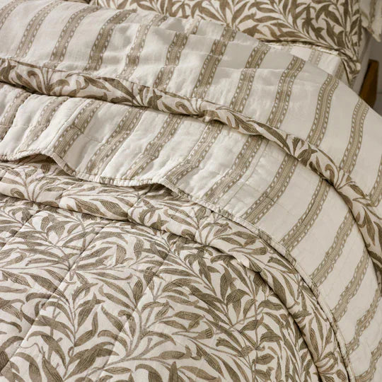 WILLOW BOUGH BEDSPREAD by William Morris at Home