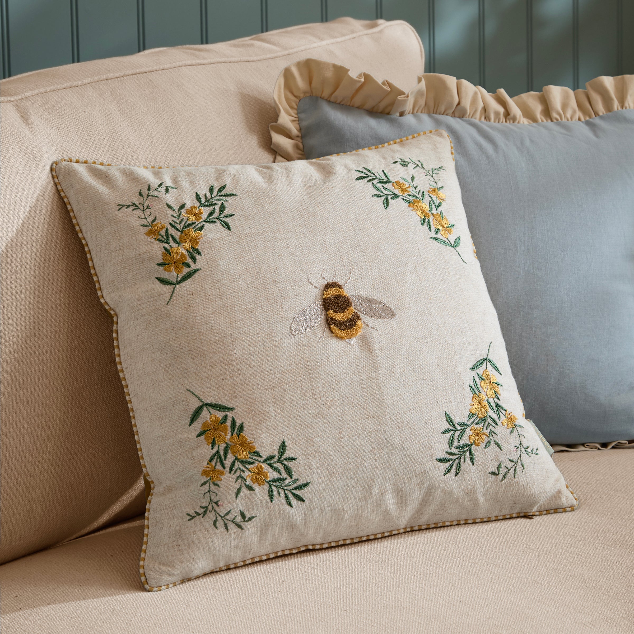 RAMBLE BEE TUFTED CUSHION Natural by Wylder