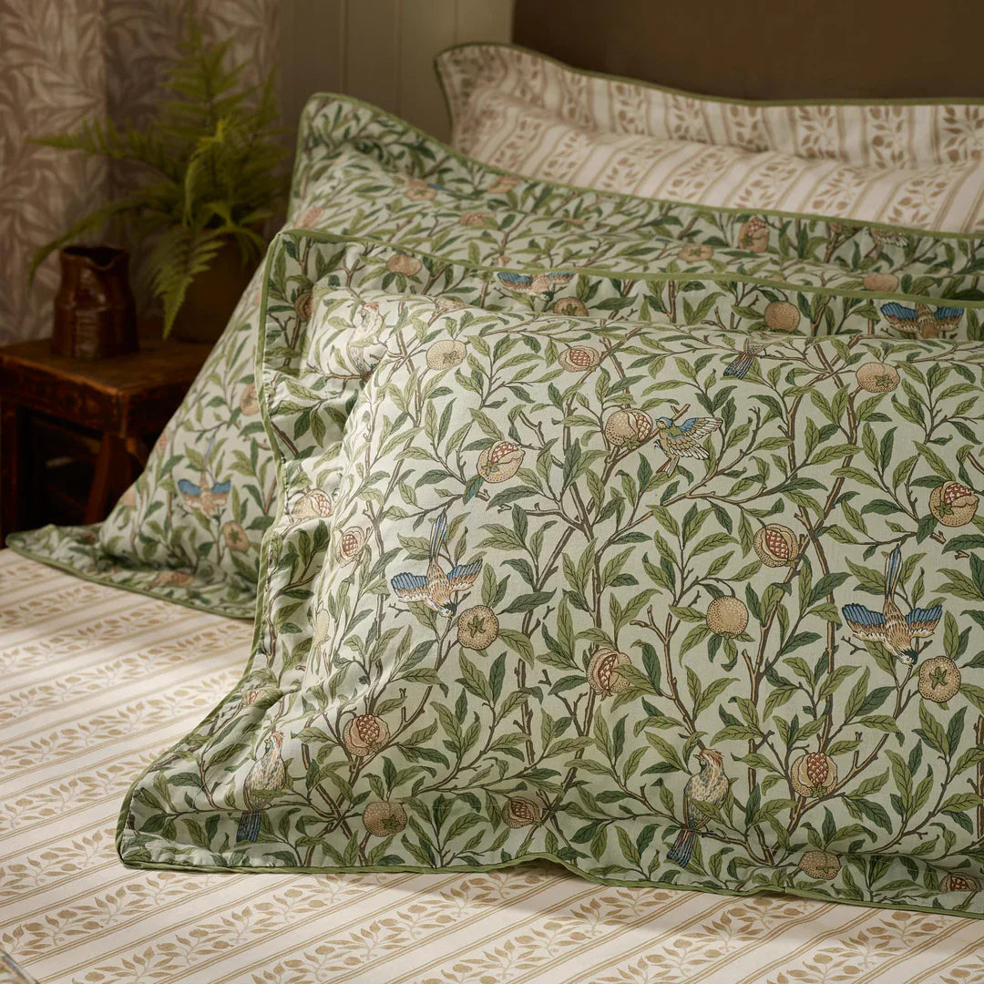 Morris & Co (Riva Home) Duvet Cover set BIRD AND POMEGREGATE DUVET COVER SET by William Morris at Home.