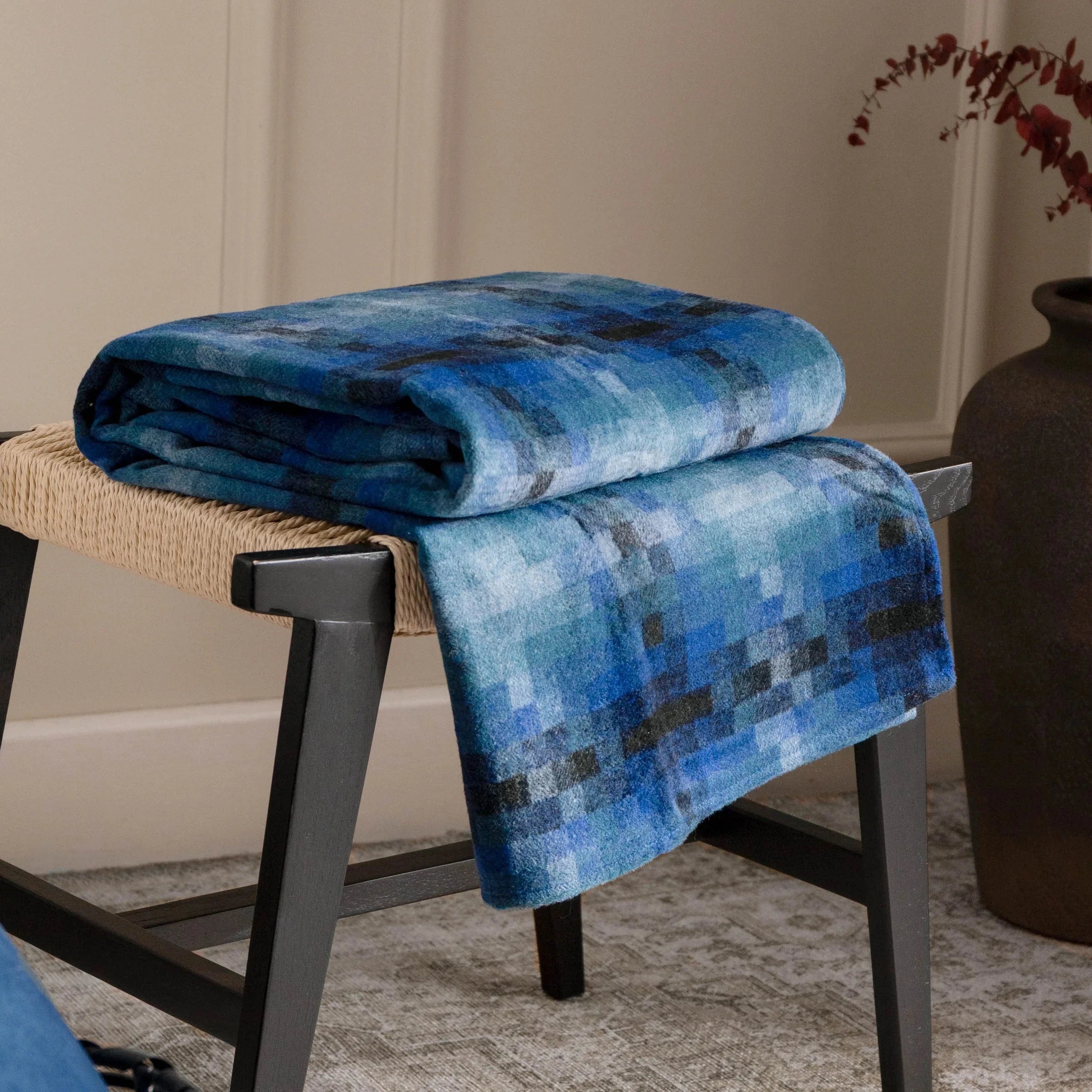 Yard (Riva Home) Throw PIXEL WOVEN THROW – ROYAL by Paoletti